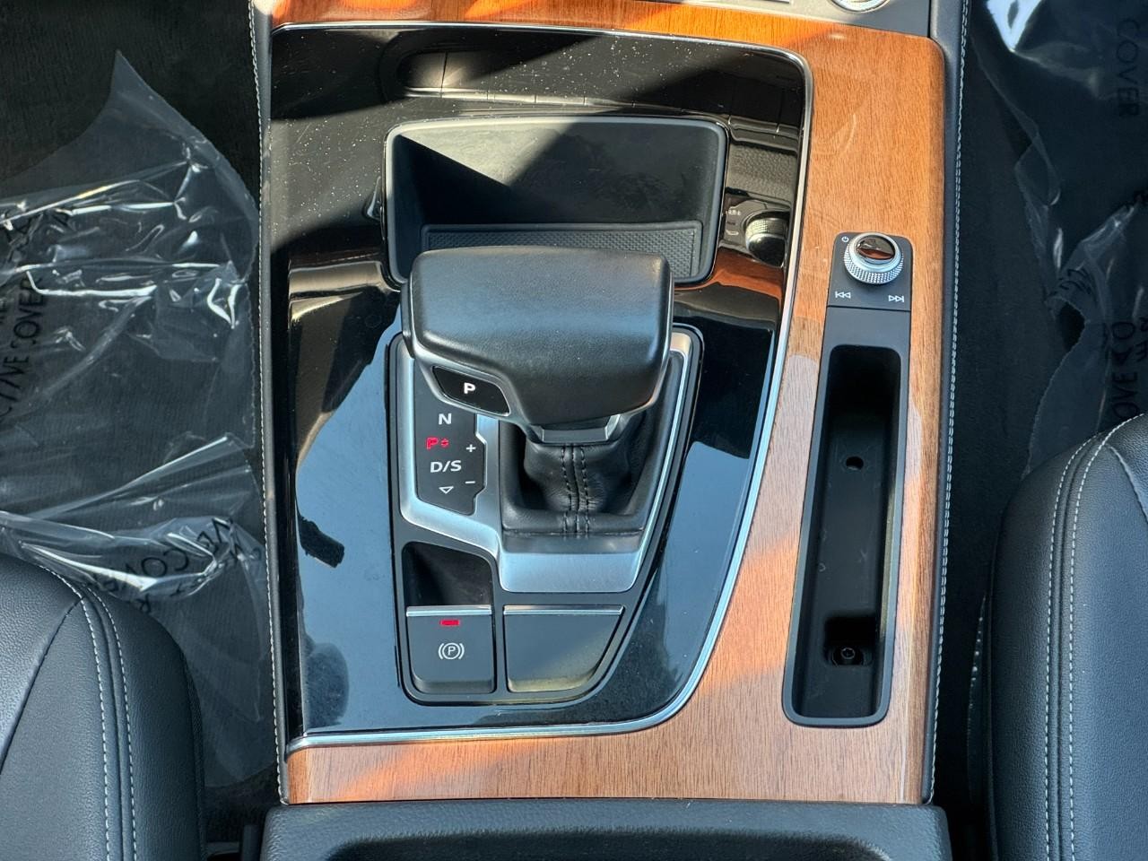 Audi Q5 Vehicle Full-screen Gallery Image 17