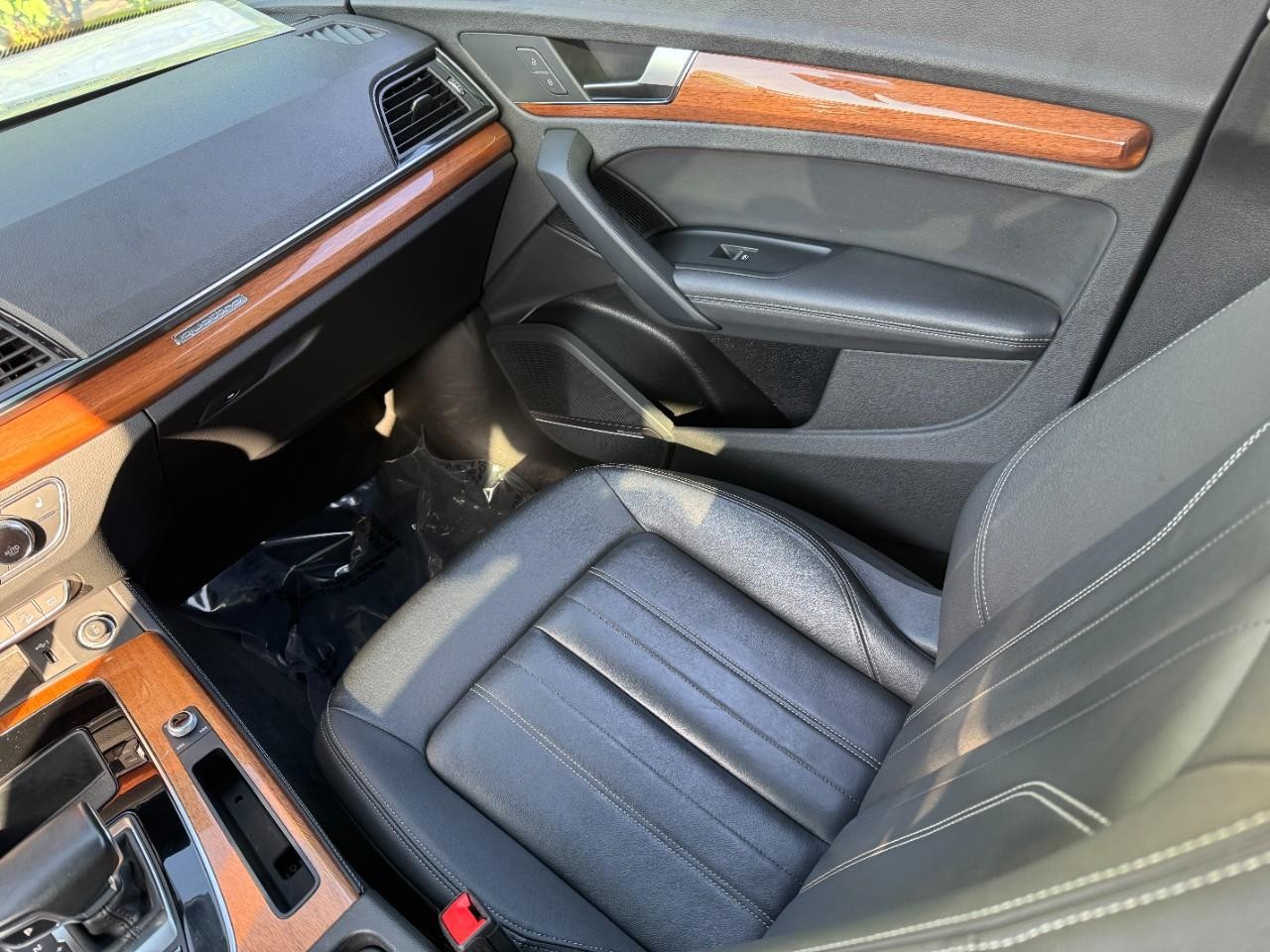 Audi Q5 Vehicle Full-screen Gallery Image 18