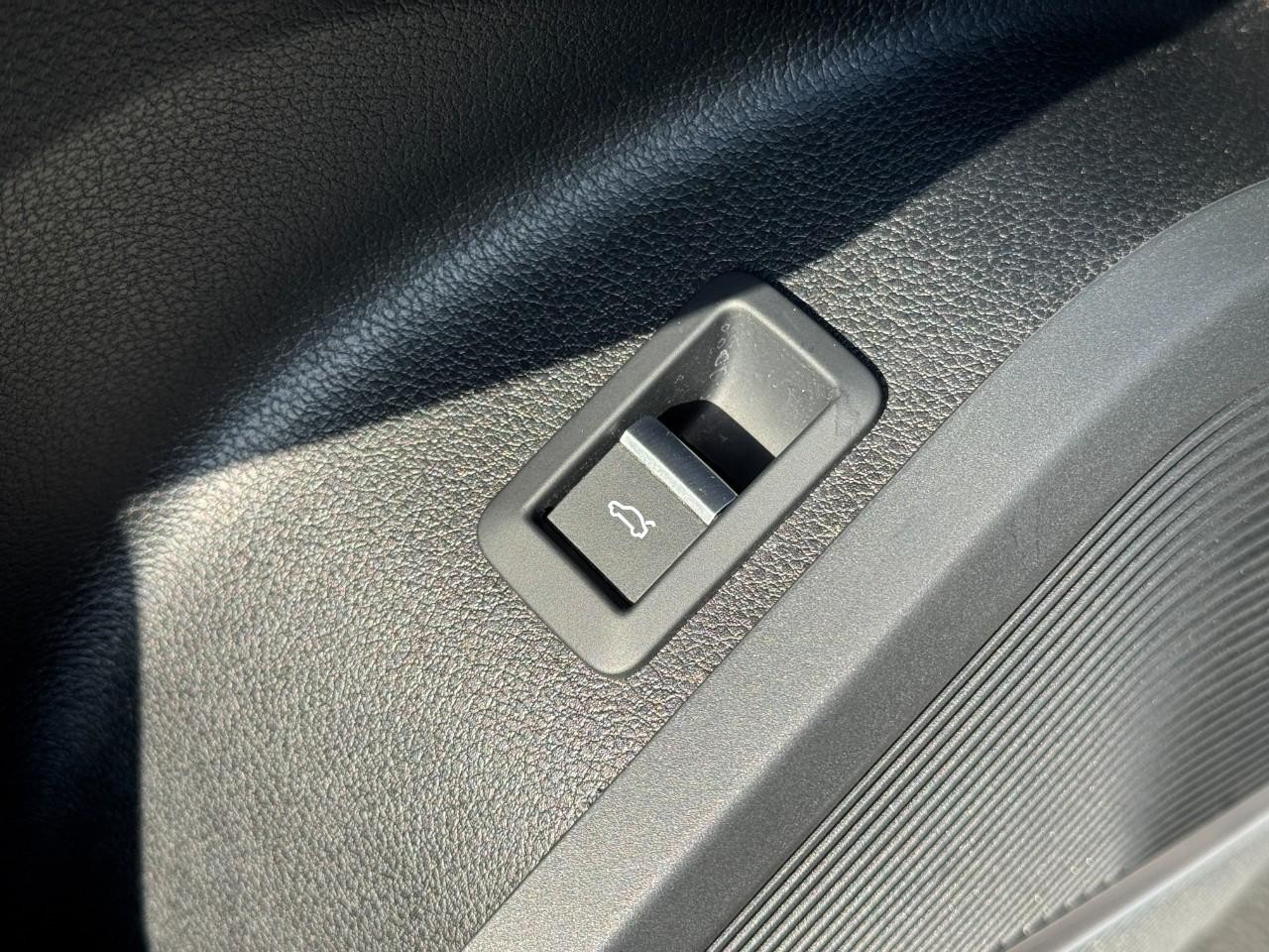 Audi Q5 Vehicle Full-screen Gallery Image 27