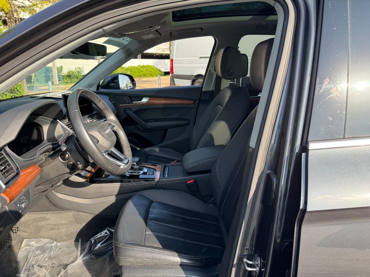 Audi Q5 Vehicle Full-screen Gallery Image 30