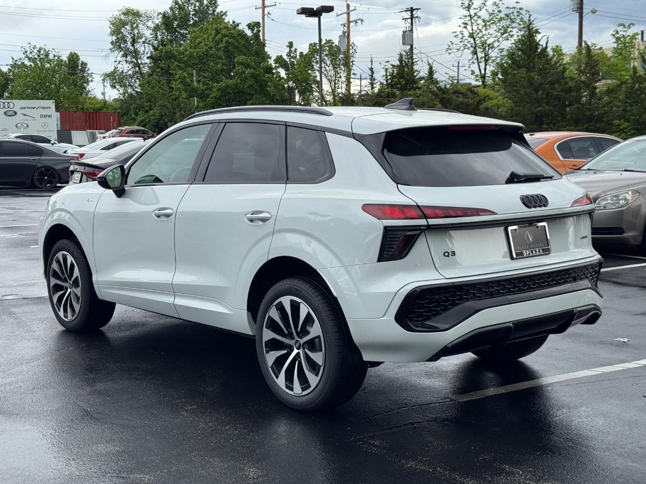 Audi Q3 Vehicle Full-screen Gallery Image 3