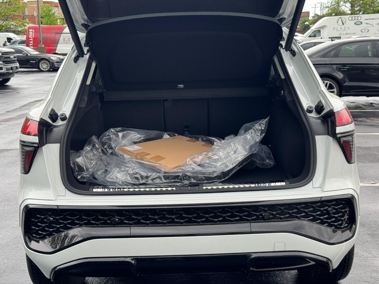 Audi Q3 Vehicle Full-screen Gallery Image 4