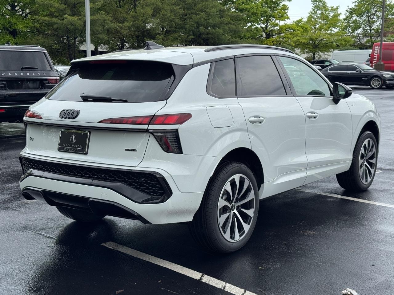 Audi Q3 Vehicle Full-screen Gallery Image 6
