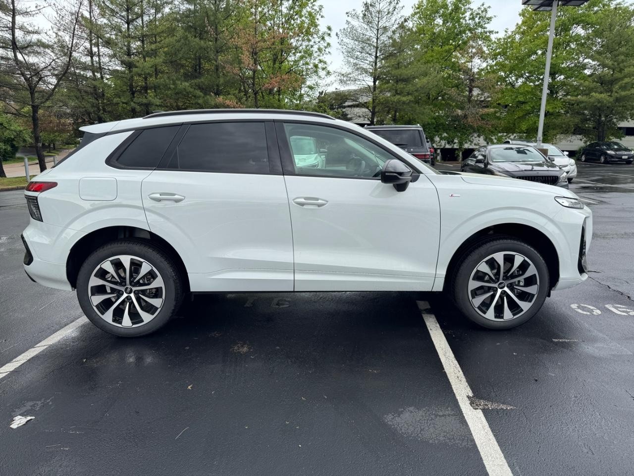 Audi Q3 Vehicle Full-screen Gallery Image 8