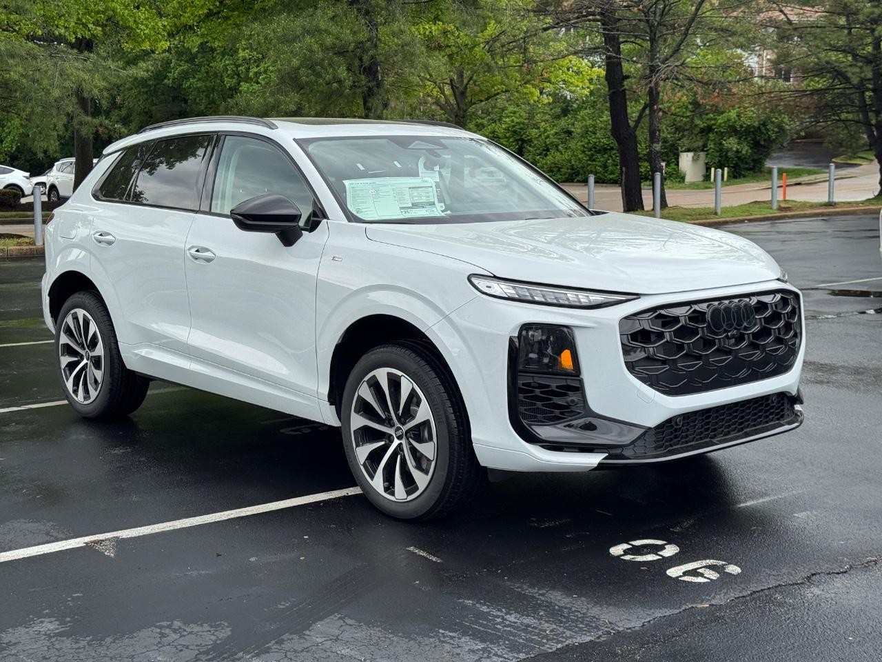 Audi Q3 Vehicle Full-screen Gallery Image 9
