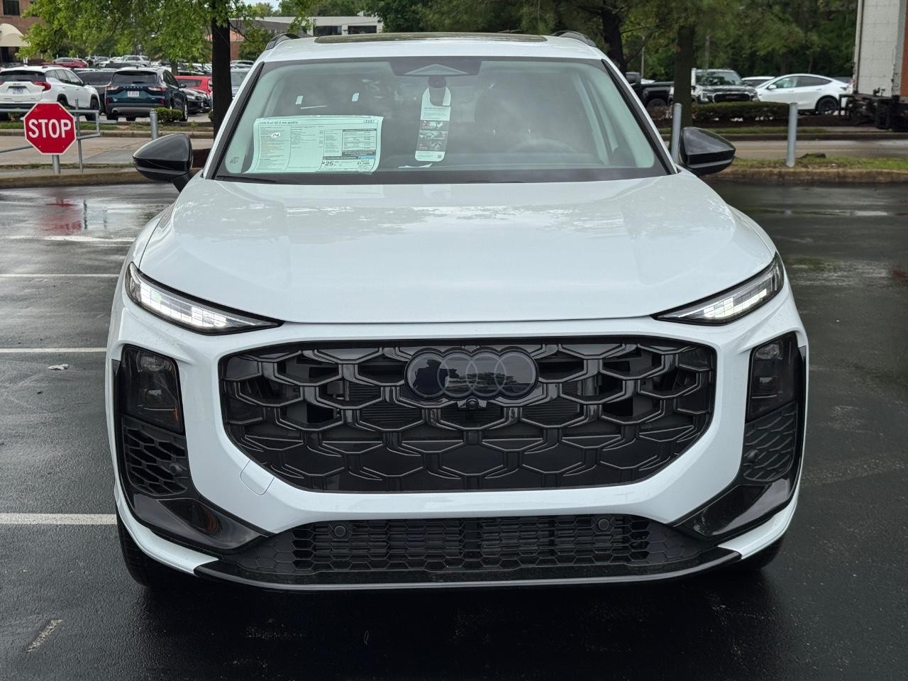 Audi Q3 Vehicle Full-screen Gallery Image 10