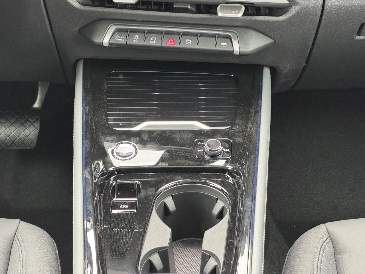 Audi Q3 Vehicle Full-screen Gallery Image 19