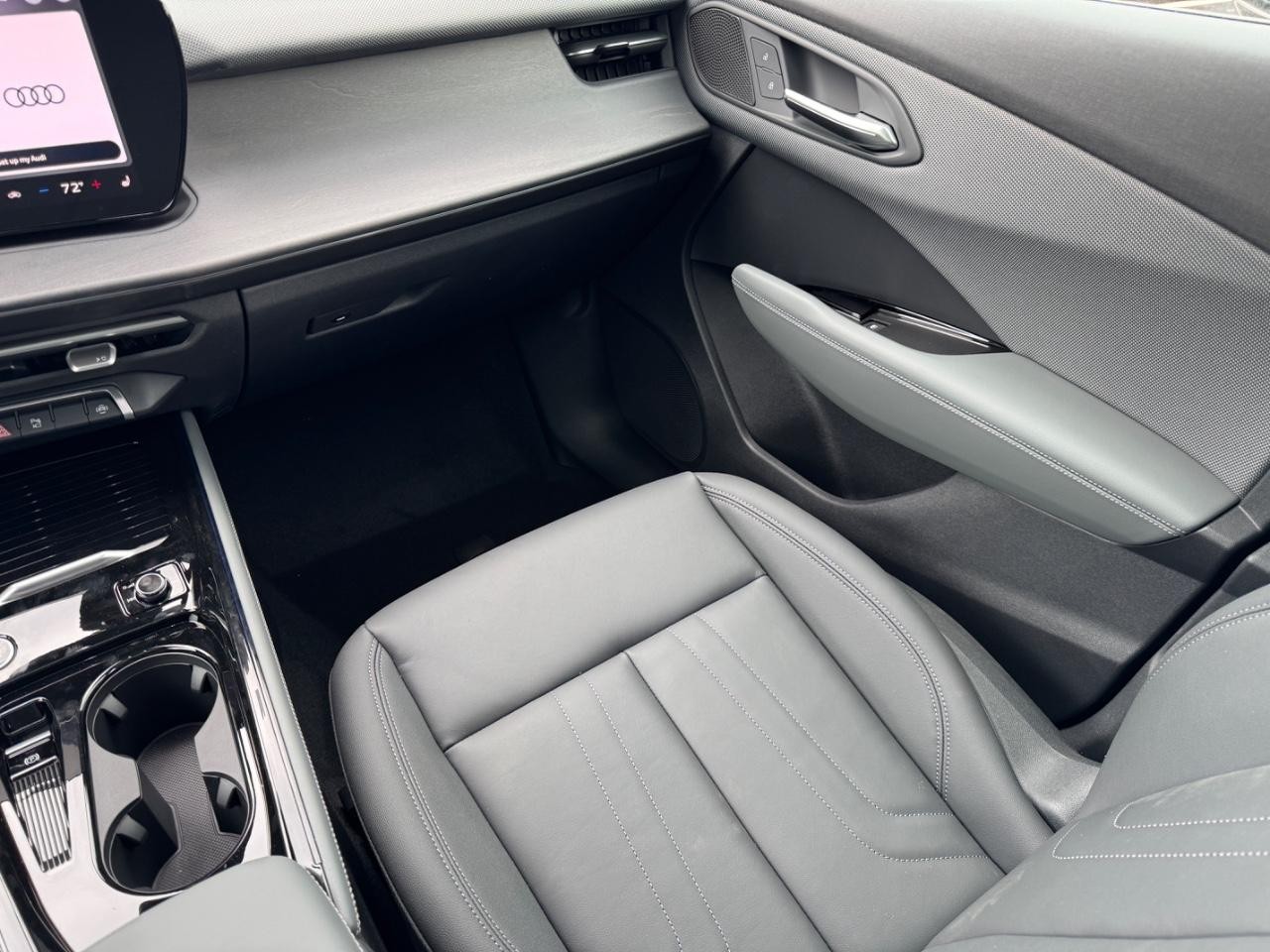 Audi Q3 Vehicle Full-screen Gallery Image 20