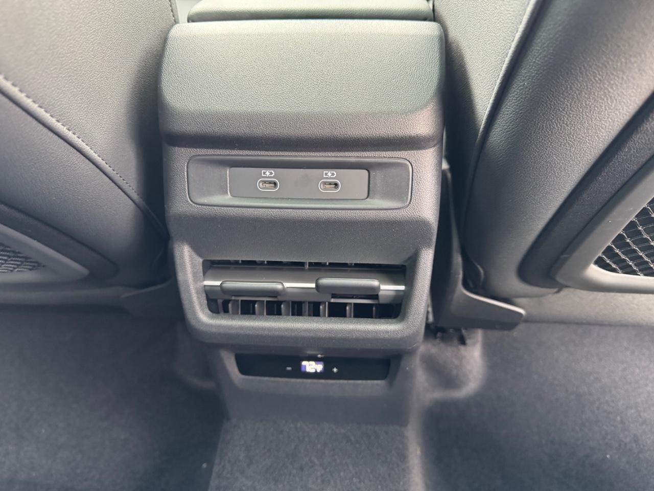 Audi Q3 Vehicle Full-screen Gallery Image 21