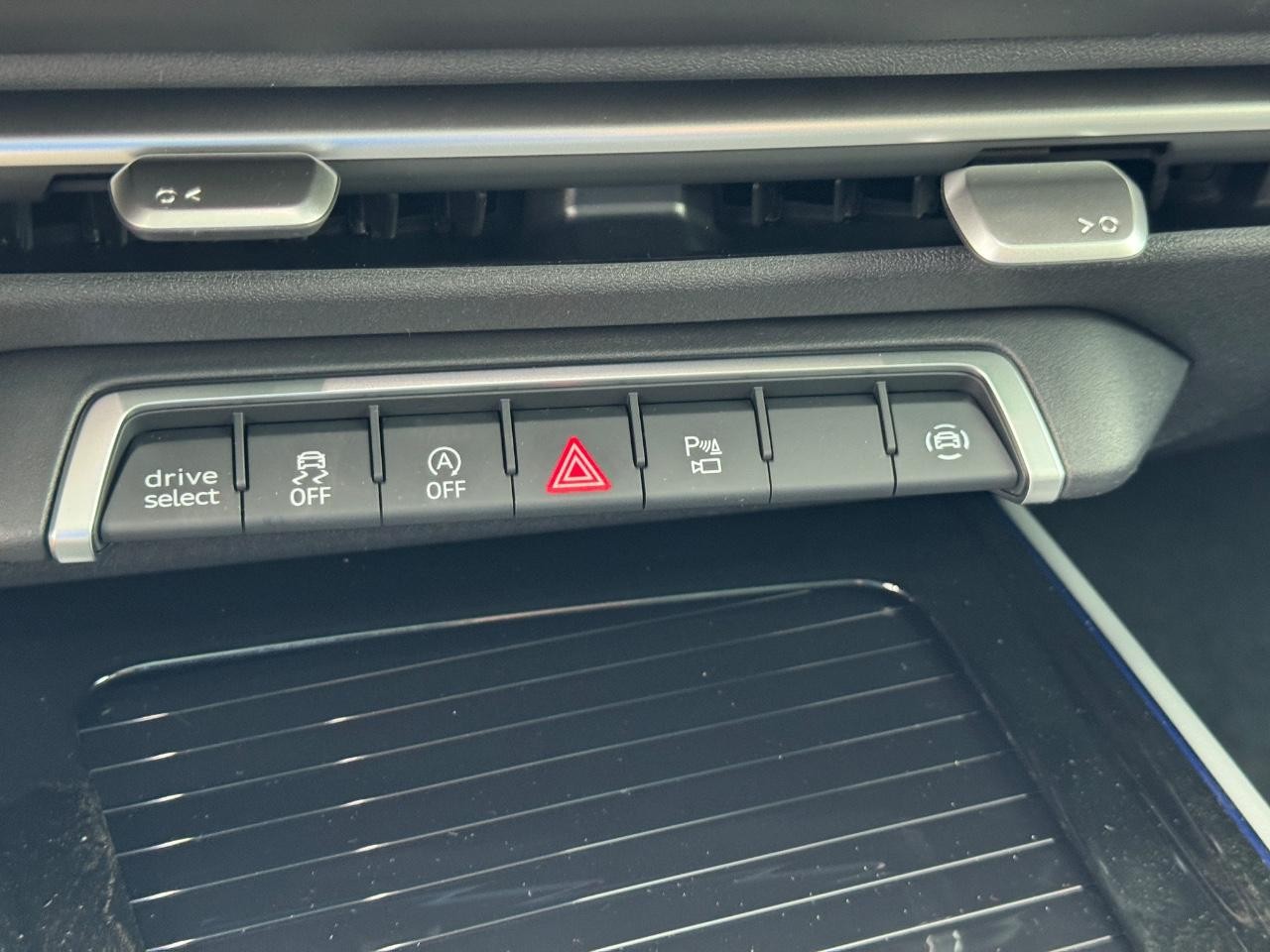 Audi Q3 Vehicle Full-screen Gallery Image 28