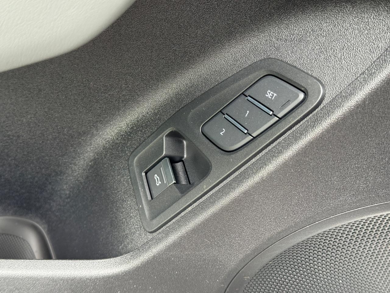 Audi Q3 Vehicle Full-screen Gallery Image 30