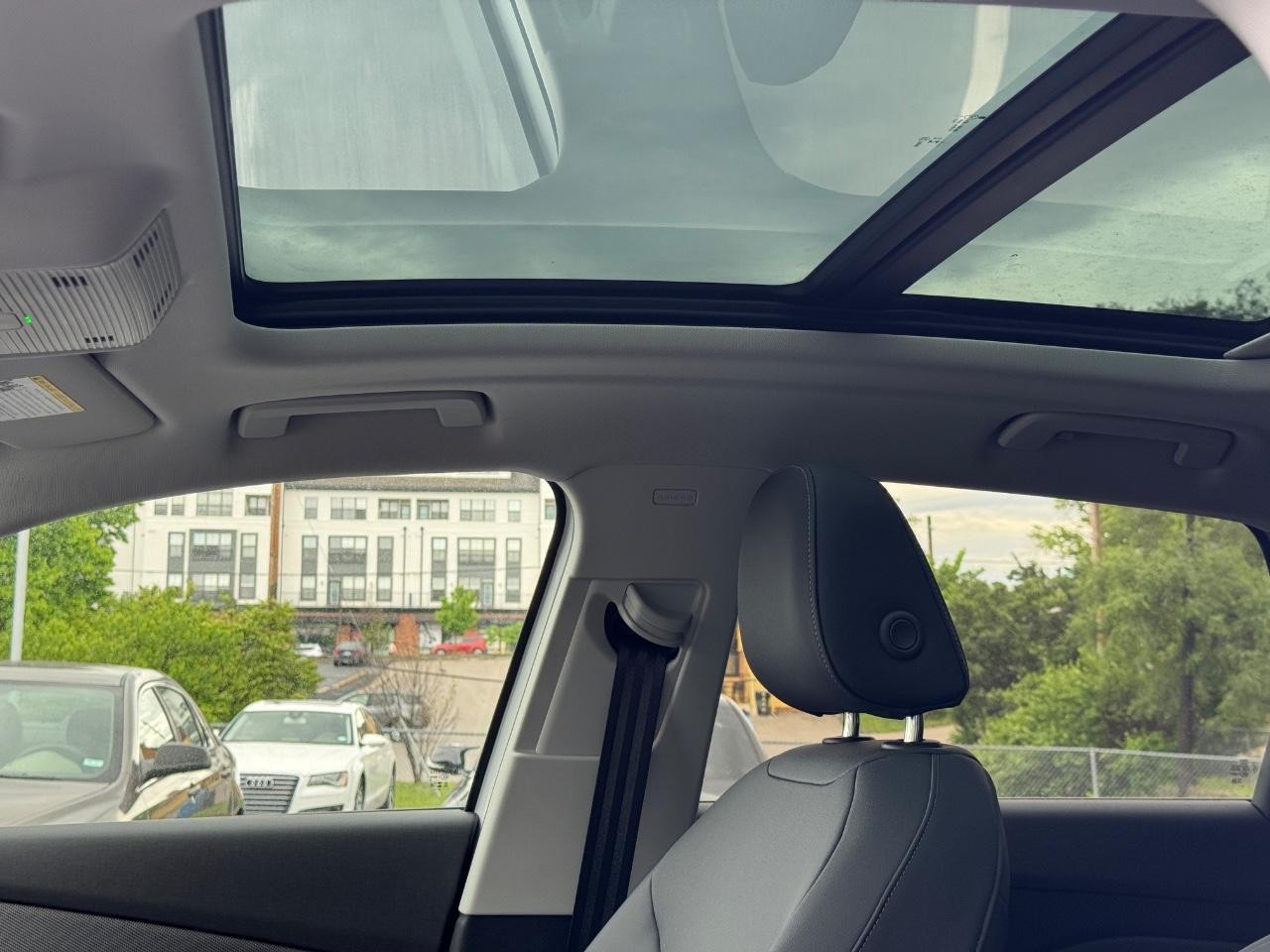 Audi Q3 Vehicle Full-screen Gallery Image 33
