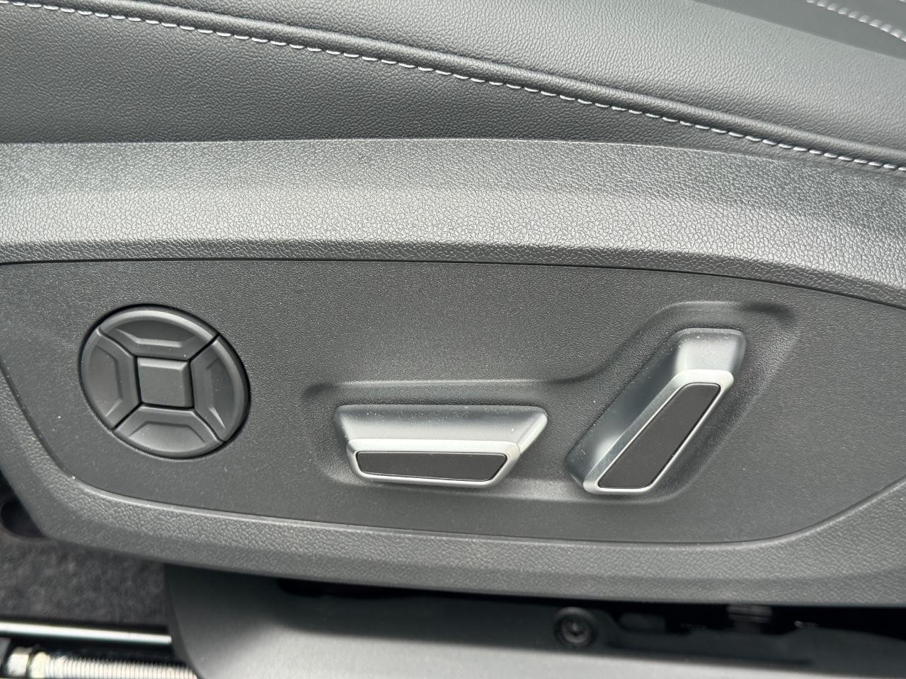Audi Q3 Vehicle Full-screen Gallery Image 34