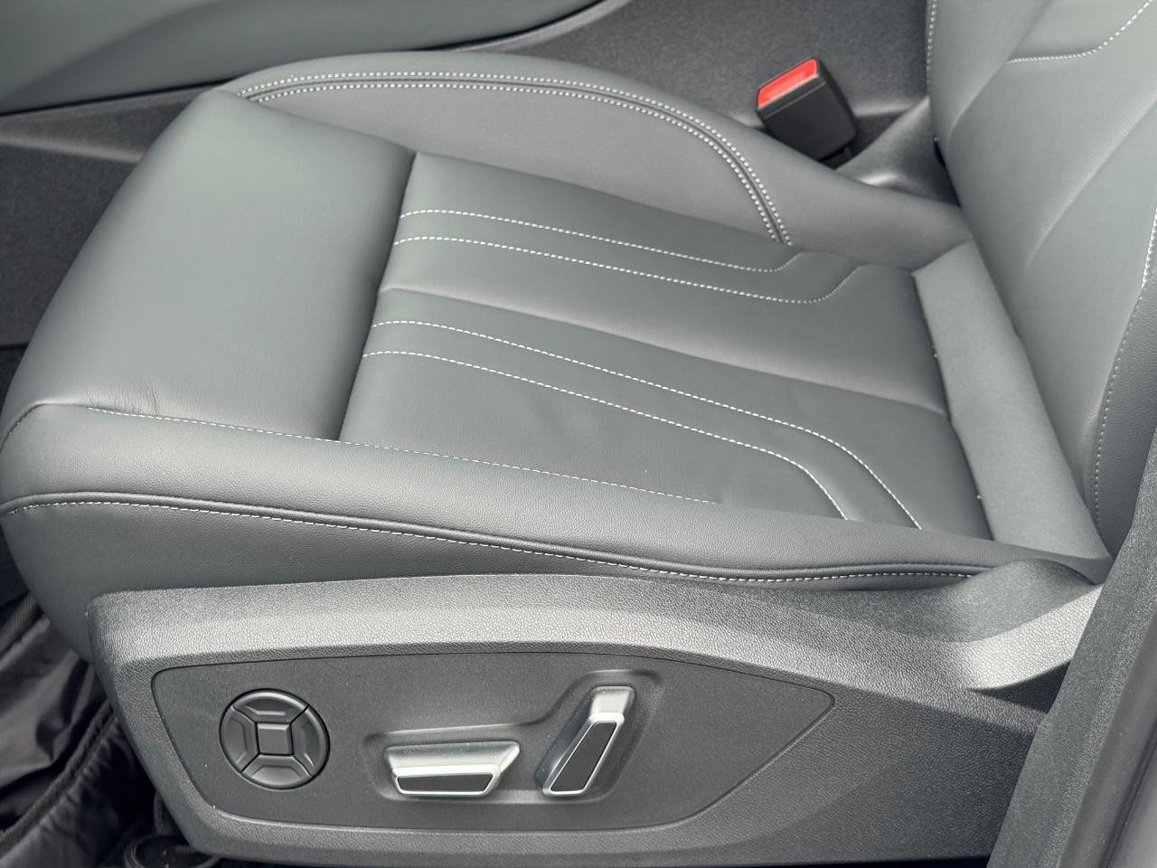 Audi Q3 Vehicle Full-screen Gallery Image 35