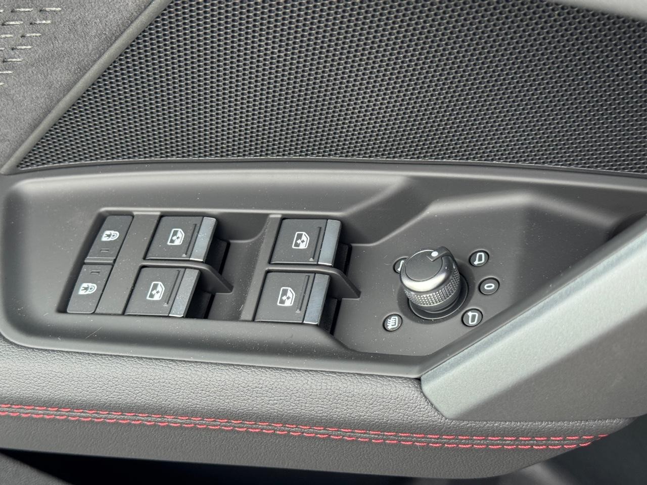 Audi S3 Vehicle Full-screen Gallery Image 31