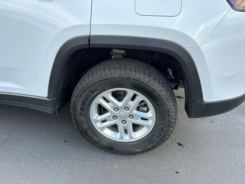 Jeep Grand Cherokee Vehicle Full-screen Gallery Image 08