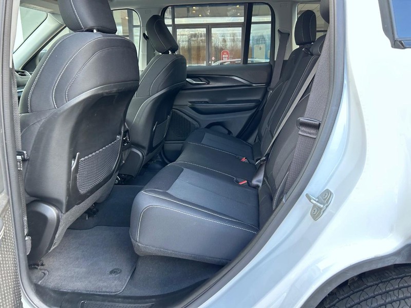 Jeep Grand Cherokee Vehicle Full-screen Gallery Image 09