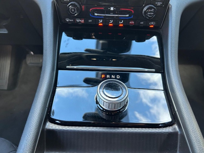 Jeep Grand Cherokee Vehicle Full-screen Gallery Image 16