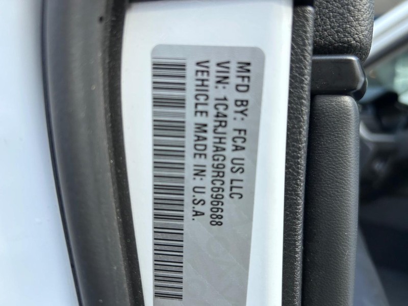 Jeep Grand Cherokee Vehicle Full-screen Gallery Image 23