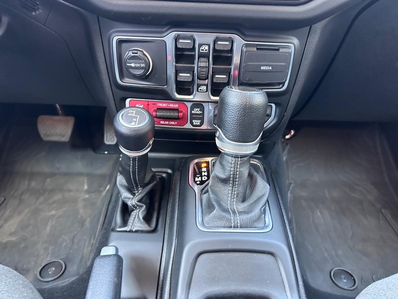 Jeep Wrangler Vehicle Full-screen Gallery Image 16