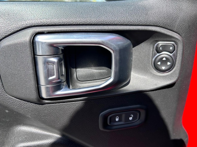 Jeep Wrangler Vehicle Full-screen Gallery Image 18