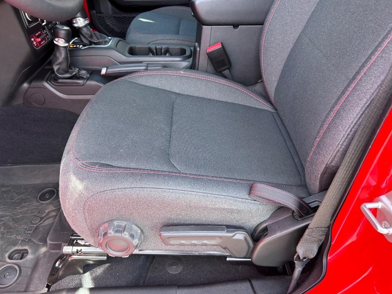 Jeep Wrangler Vehicle Full-screen Gallery Image 19