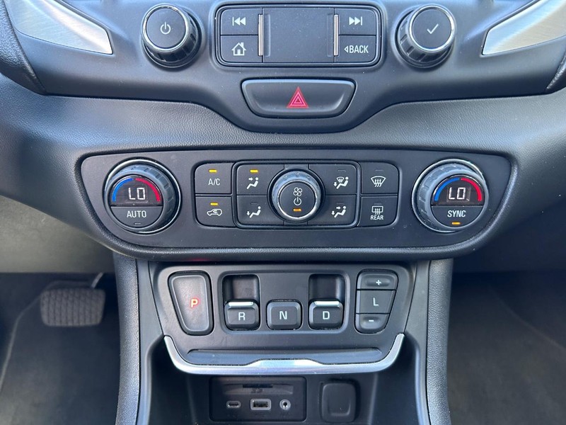 GMC Terrain Vehicle Full-screen Gallery Image 16