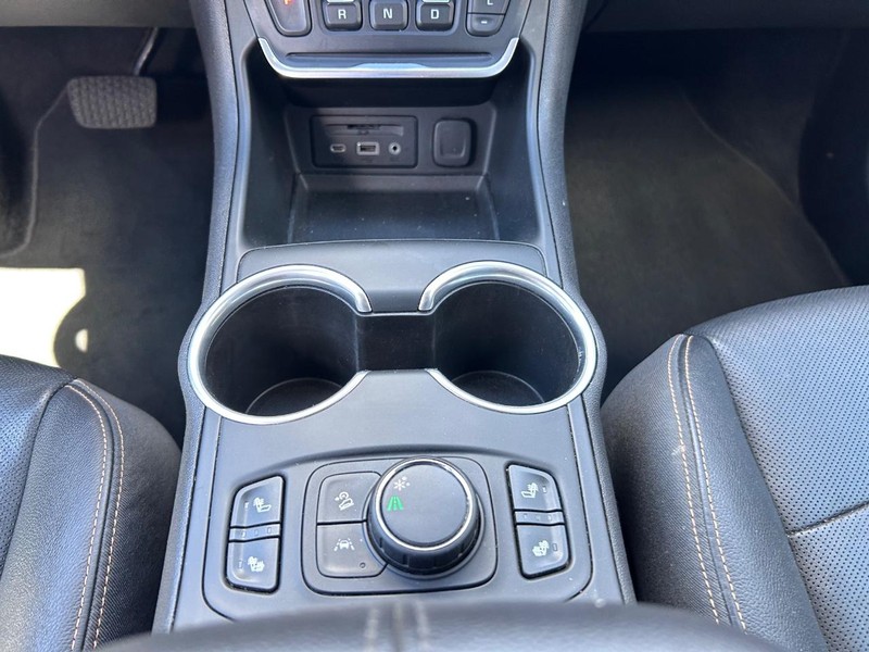 GMC Terrain Vehicle Full-screen Gallery Image 17