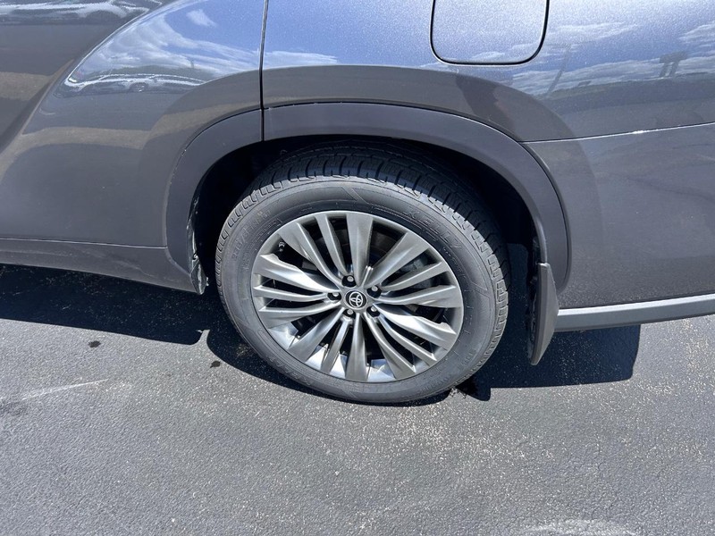 Toyota Highlander Vehicle Full-screen Gallery Image 09