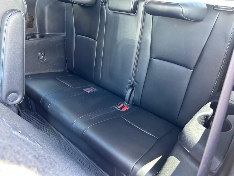 Toyota Highlander Vehicle Full-screen Gallery Image 10