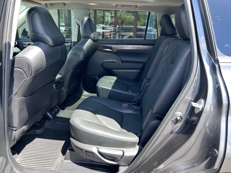 Toyota Highlander Vehicle Full-screen Gallery Image 11