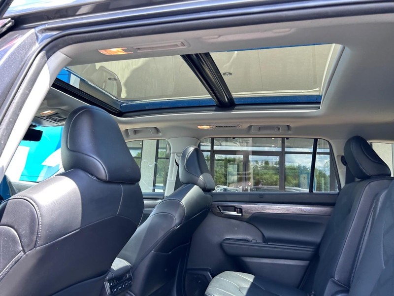 Toyota Highlander Vehicle Full-screen Gallery Image 12