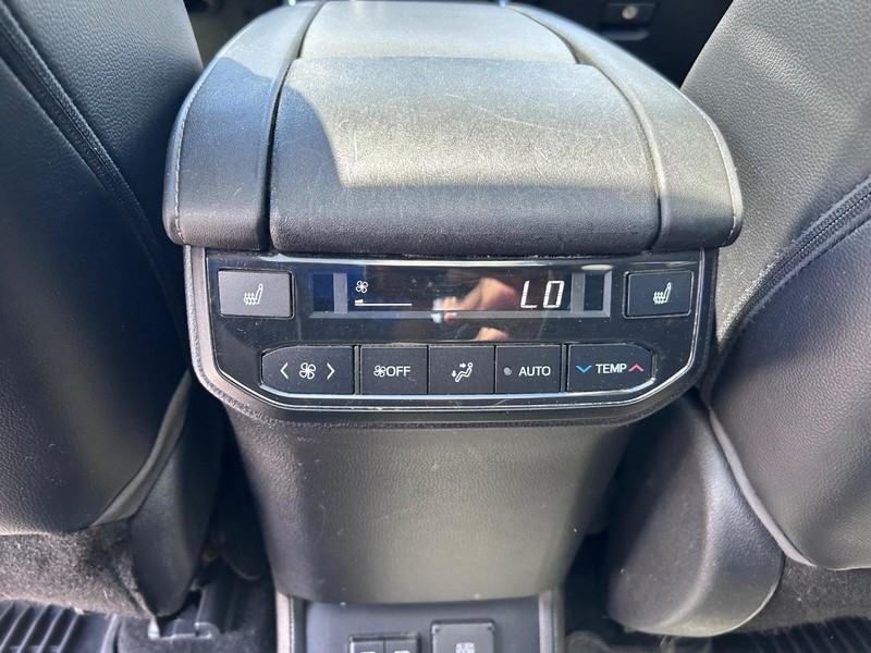 Toyota Highlander Vehicle Full-screen Gallery Image 13