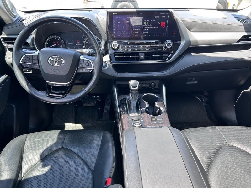 Toyota Highlander Vehicle Full-screen Gallery Image 14