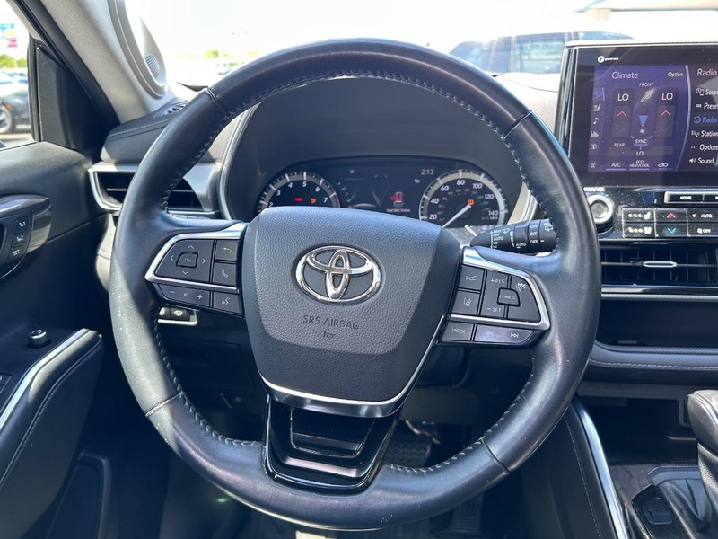 Toyota Highlander Vehicle Full-screen Gallery Image 15