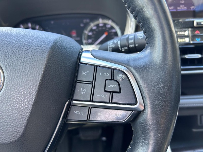 Toyota Highlander Vehicle Full-screen Gallery Image 17