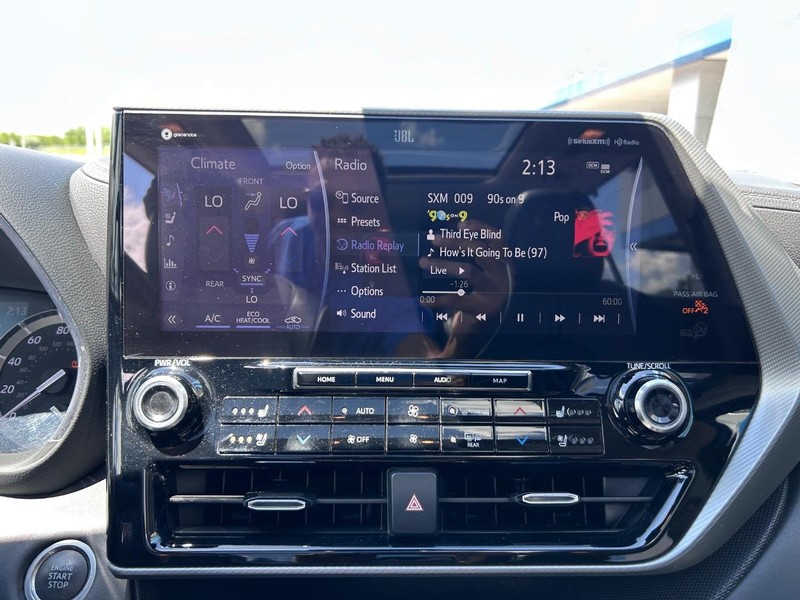 Toyota Highlander Vehicle Full-screen Gallery Image 18