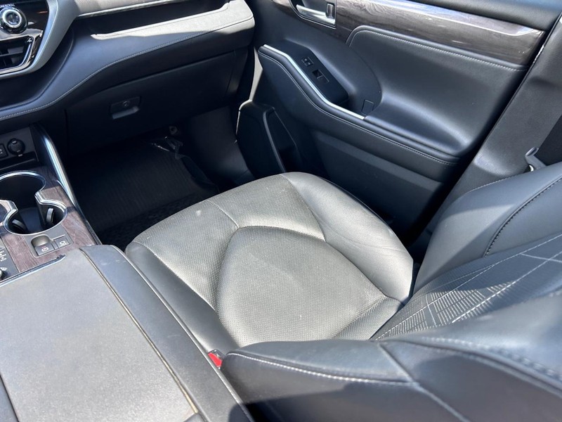 Toyota Highlander Vehicle Full-screen Gallery Image 20