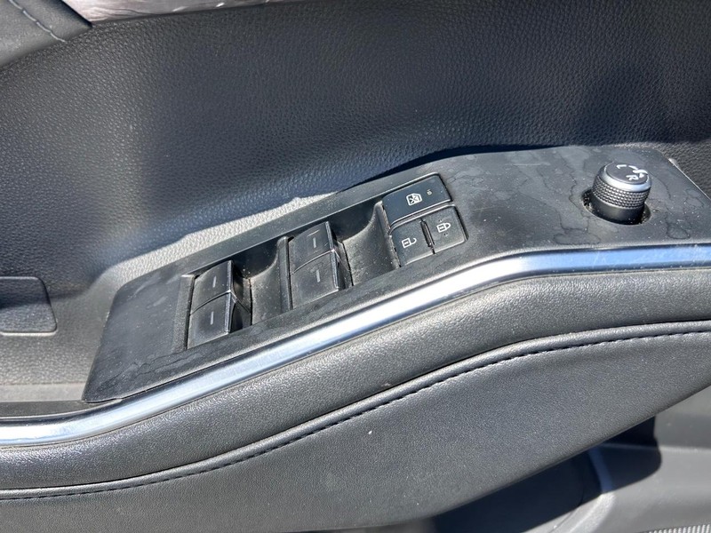 Toyota Highlander Vehicle Full-screen Gallery Image 21