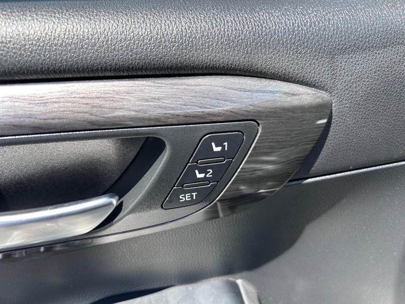 Toyota Highlander Vehicle Full-screen Gallery Image 22