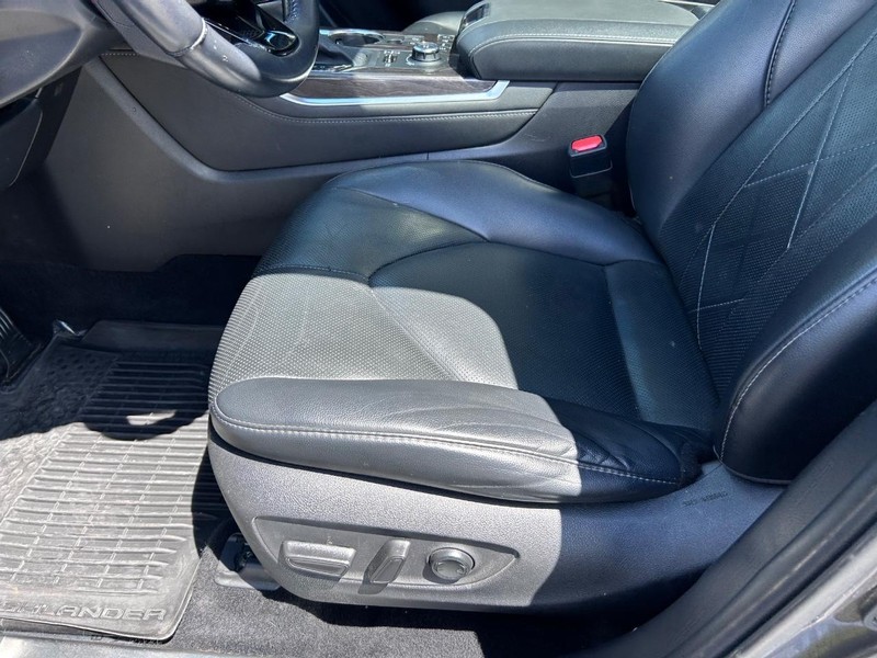 Toyota Highlander Vehicle Full-screen Gallery Image 23