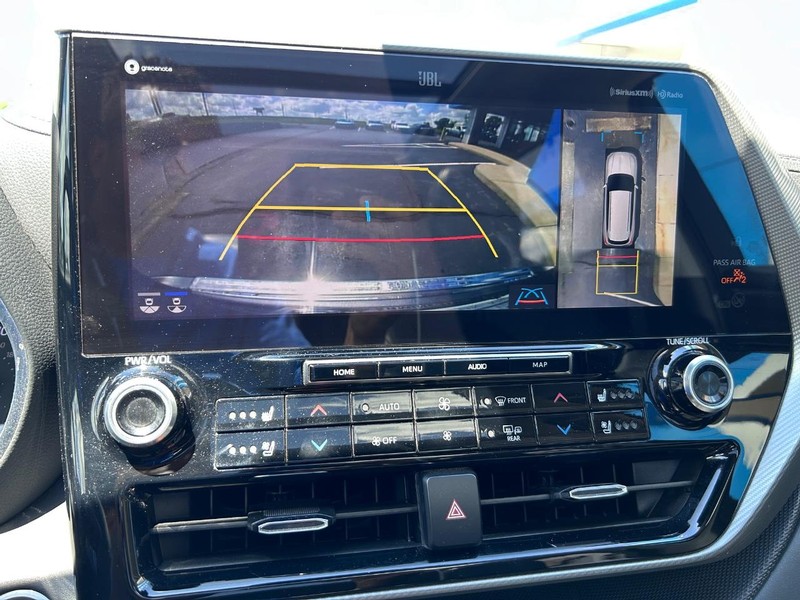 Toyota Highlander Vehicle Full-screen Gallery Image 25