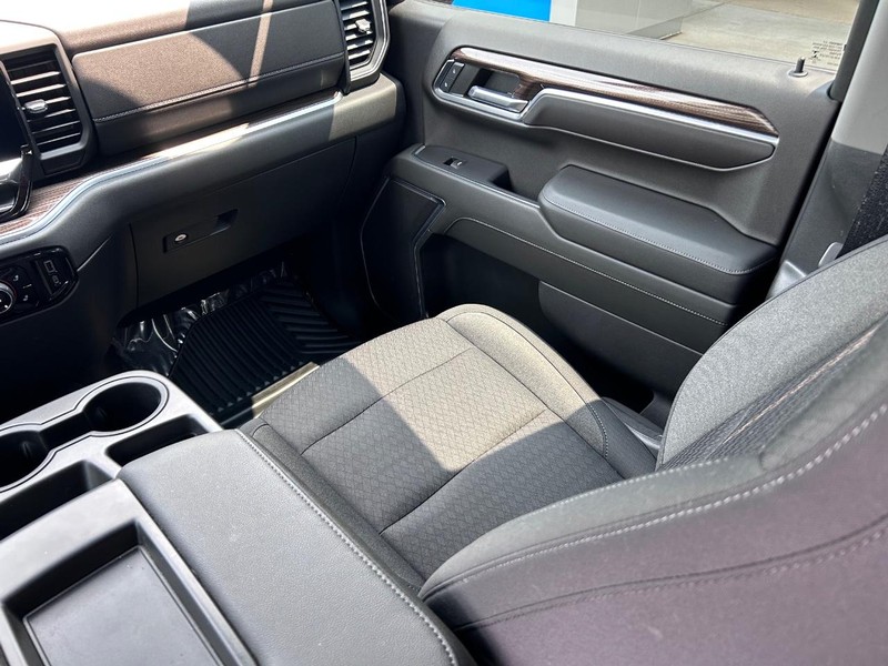 Chevrolet Silverado 1500 Vehicle Full-screen Gallery Image 16