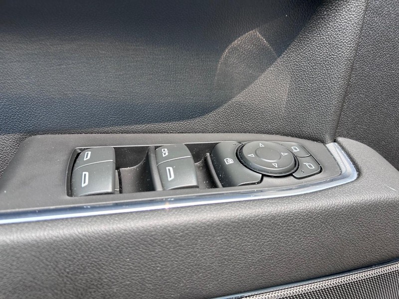 Chevrolet Silverado 1500 Vehicle Full-screen Gallery Image 17