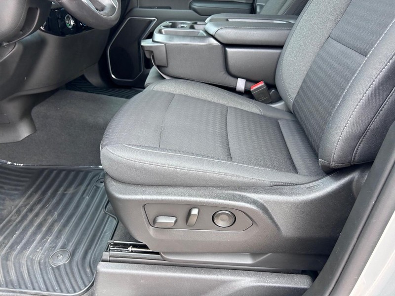 Chevrolet Silverado 1500 Vehicle Full-screen Gallery Image 18