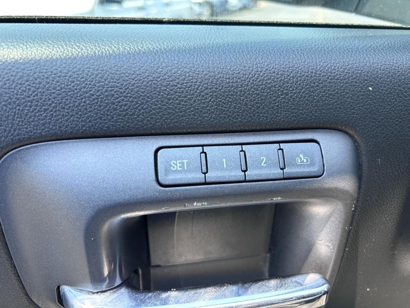 Chevrolet Silverado 1500 Vehicle Full-screen Gallery Image 18