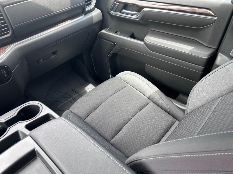 Chevrolet Silverado 1500 Vehicle Full-screen Gallery Image 16