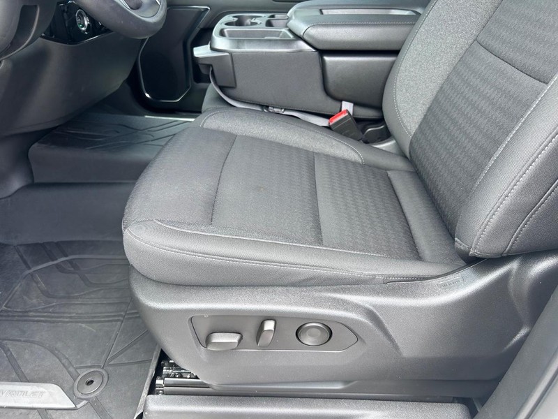 Chevrolet Silverado 1500 Vehicle Full-screen Gallery Image 18