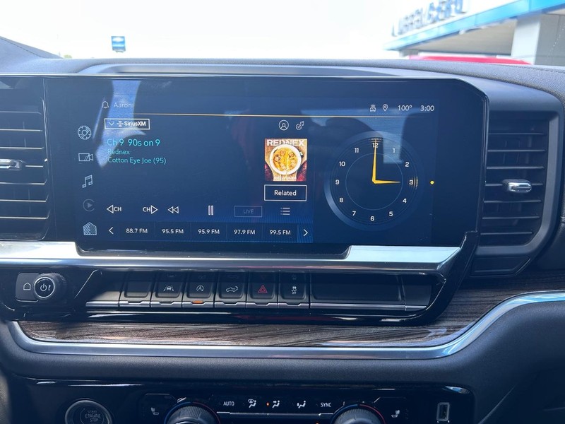 Chevrolet Silverado 1500 Vehicle Full-screen Gallery Image 14