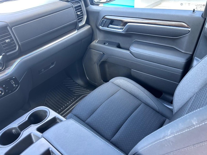 Chevrolet Silverado 1500 Vehicle Full-screen Gallery Image 16